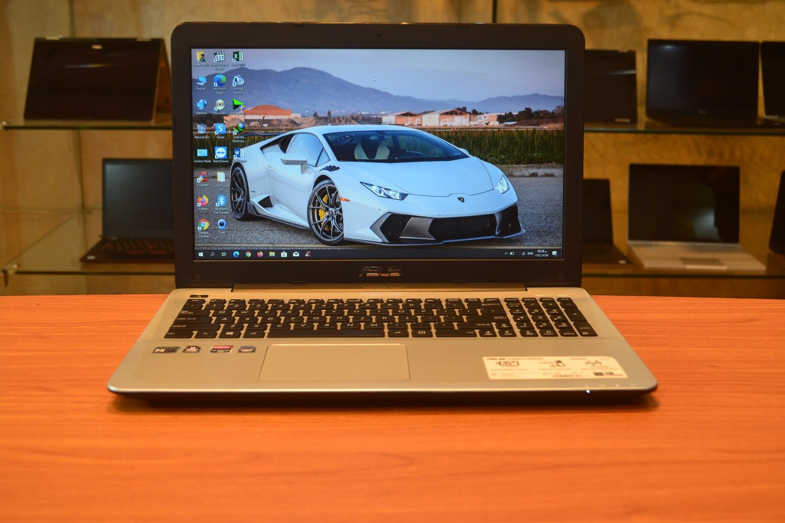 ASUS  A555D/AMD FX-8800 P Radeon R7 AMD FX/RAM- 8GB/Hard Disk -256 ssd/vga-AMD Radeon R8 Graphics M350DX 2G +  AMD  Radeon R7 Graphics 1G