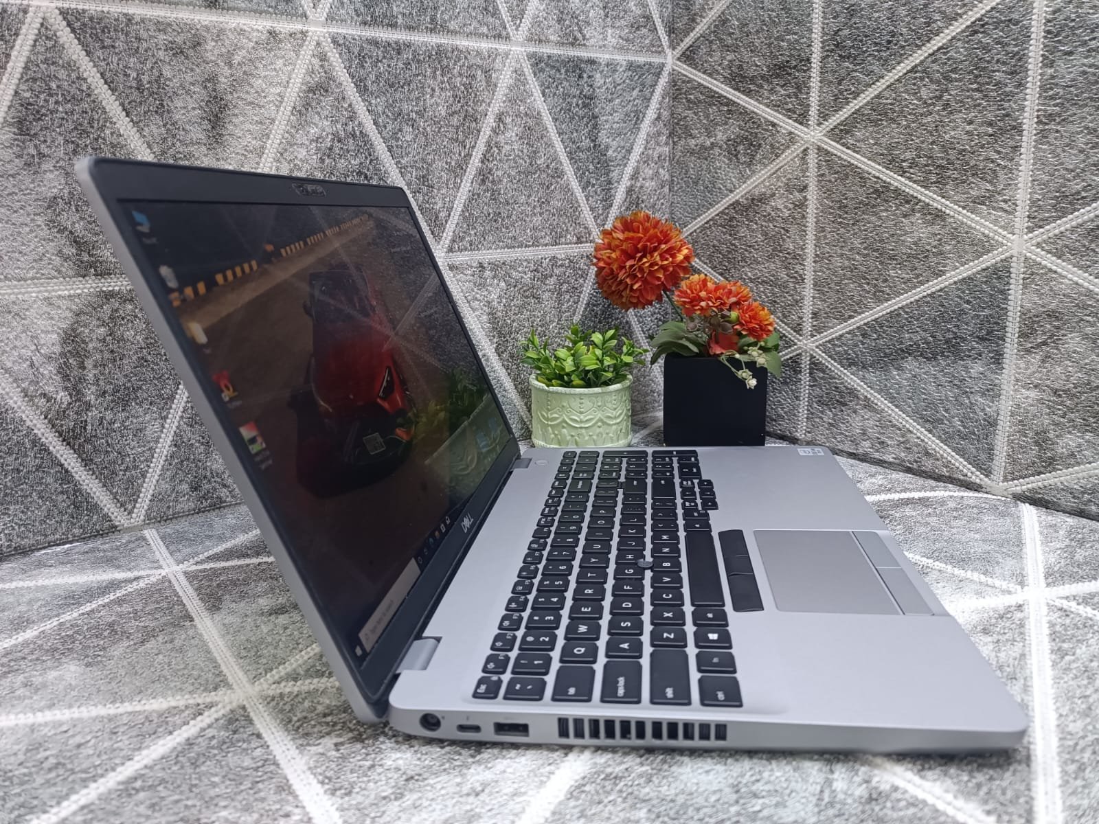 Dell Precision 3551 /CPU : Intel® Core™ i7-10875H (8 Cores ) / CORE i7 - GEN10/Ram : 32 GB DDR4/Hard Disk : 512 GB SSD M2 NVME/Monitor : 15.6“inch Touch Screen/NVIDIA Quadro P620 4G DDR5  + Intel UHD Graphics /Screen Resolution : FHD IPS 1920X1080 Touch