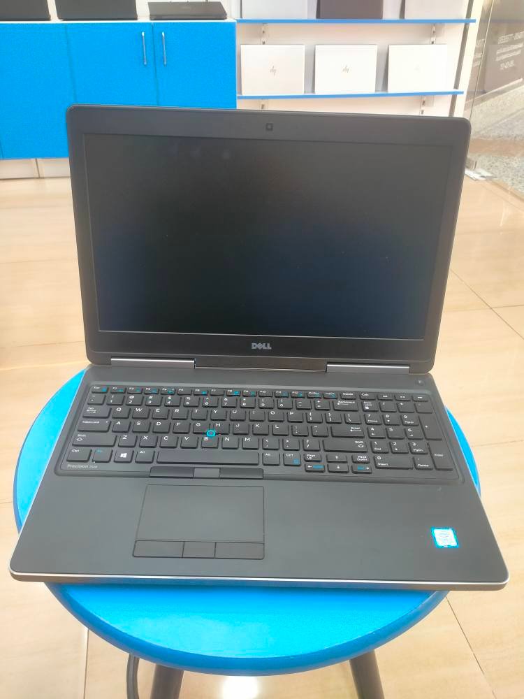 dell precision 7520/Intel core i7 7820HQ/RAM 16 G DDR4/SSD 512 SSD/Nvidia AMD2 G dedicated/INTEL HD Graphics 630