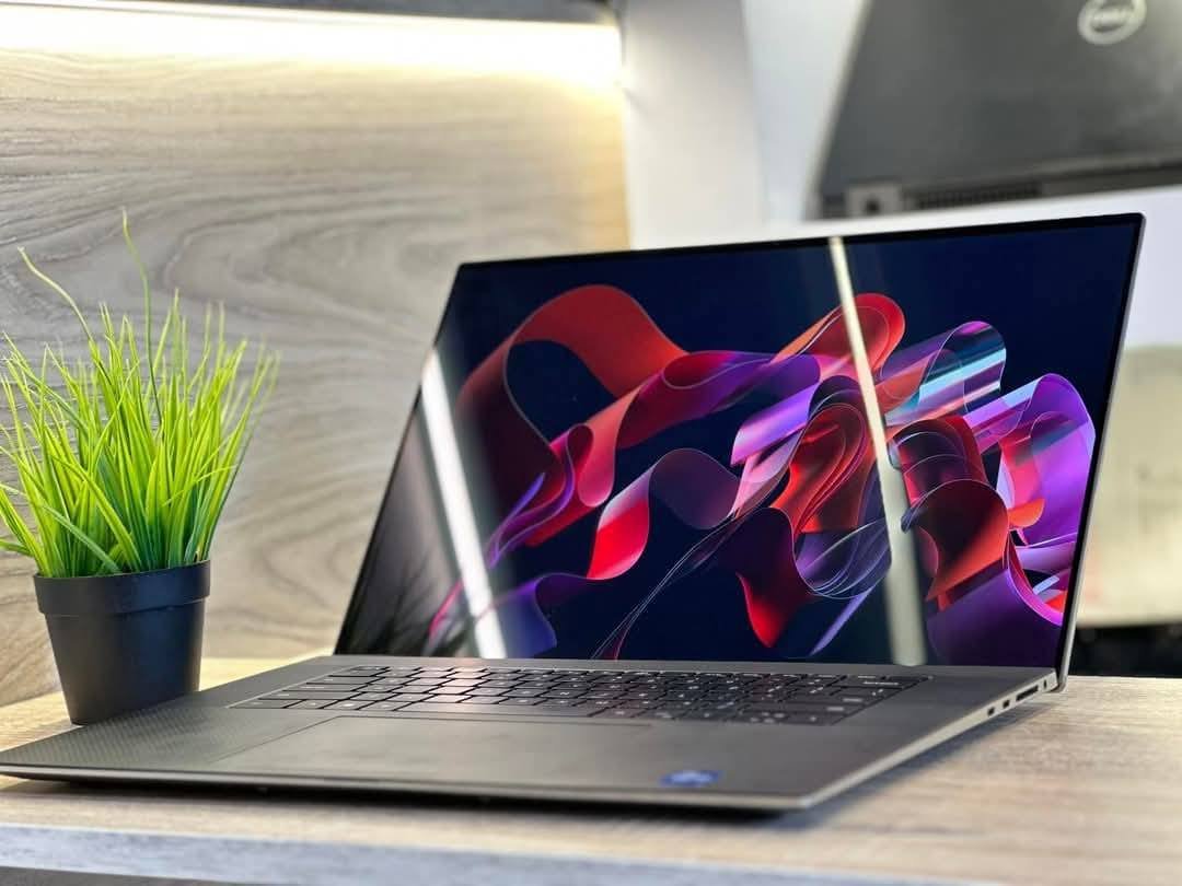 DELL PRECISION 5770 Core i9 RTX A3000 12GB/NVIDIA Quadro  RTX A3000 12giga DDR6/intel iris Xe Graphics/RAM 40GB DDR5 4800/SSD m2 512 /screen 17.3 FHD+