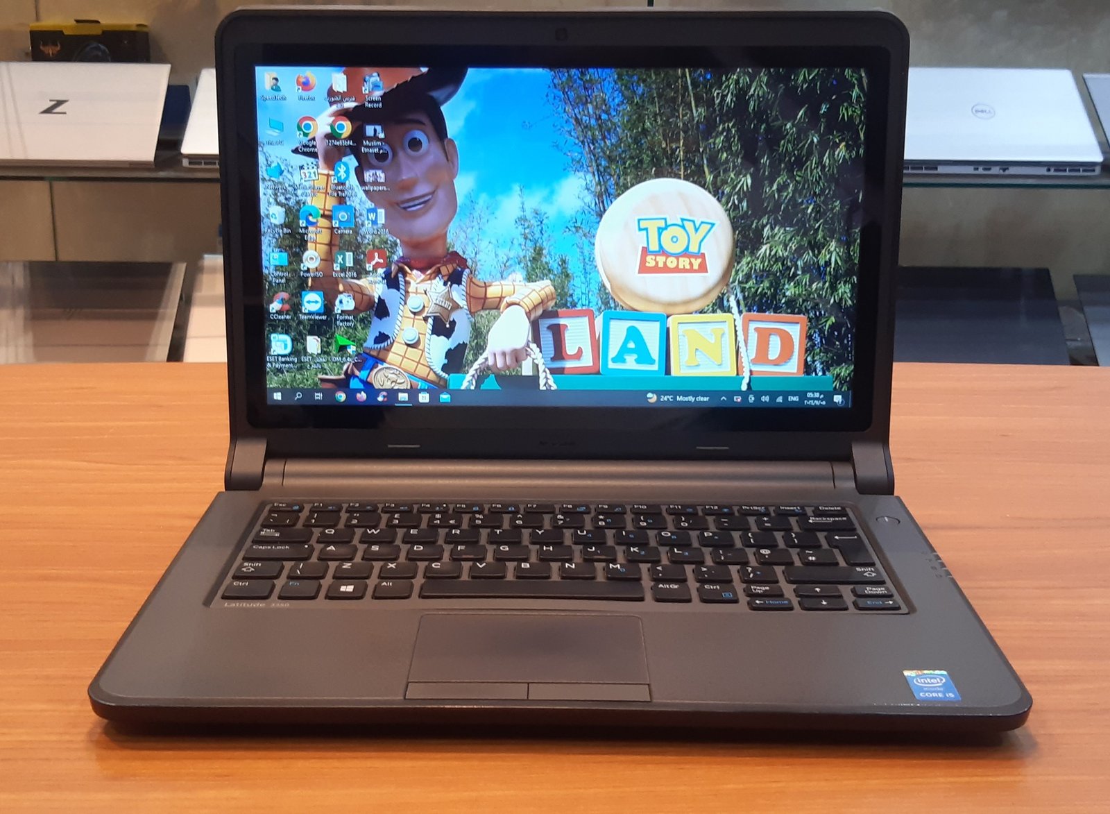 Dell Latitude 3350/Intel Core i5-5200U Core i5-GEN5/RAM- 8 GB/Hard Disk -250 SSD/vga-Intel HD Graphics 5500 To 4G/Touch Screen/Turn 180