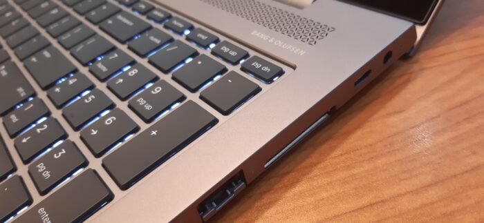HP ZBook 15u G5/Intel Core I7-8650U CORE I7 GEN8/RAM-16 GB R4/Hard Disk - 256 SSD M.2/vga-AMD Radeon Pro WX 3100 2G To 10G + Intel UHD Graphics 620 To 8G/TOUCH SCREEN - Image 3