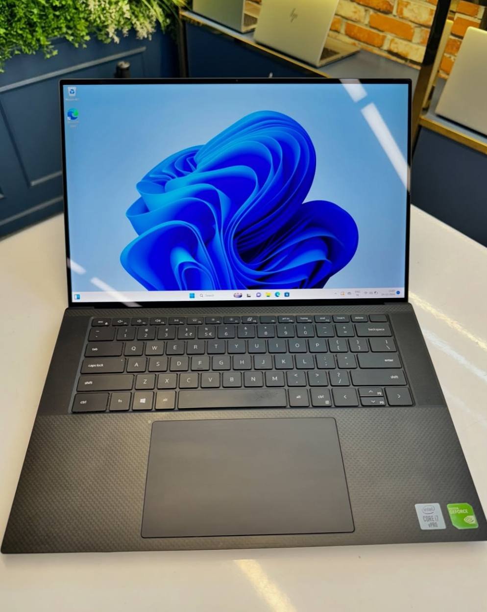 Dell  Precision 5550 Slim 4K Touch/CPU : Core i7-10850H/Ram : 32GB/Hard : SSD  512G M.2 NVME/GPU 1 : NVIDIA Quadro T1000  4G/GPU 0 : intel HD 630/ Screen : 4K Touch Screen Frameless